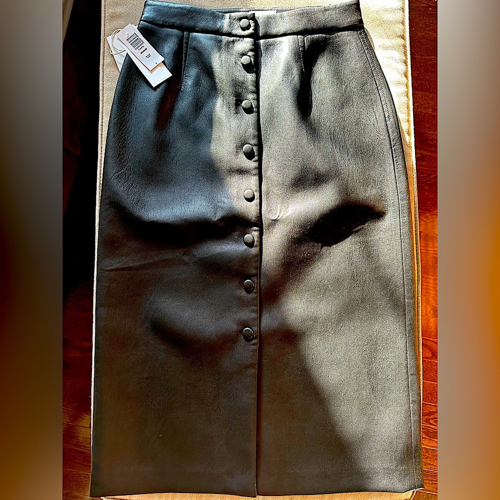 Aritzia Vegan Leather MANOR skirt, Size 0. Never worn.
